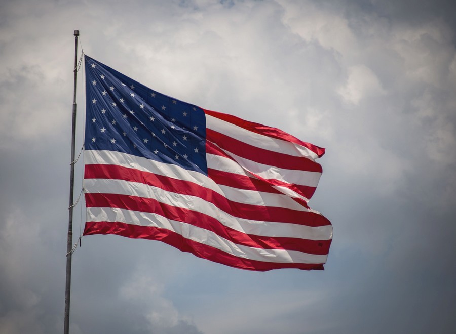 american-flag-flying-in-the-wind Photo drapeau Etats-Unis